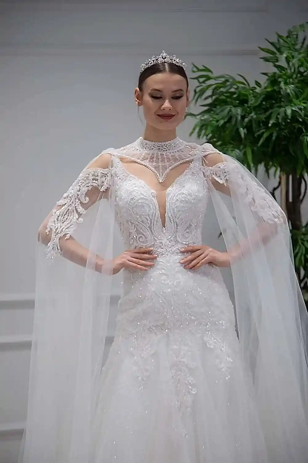 Hakım Yaka Göğüs Dekolteli Helen Gelinlik Modeli