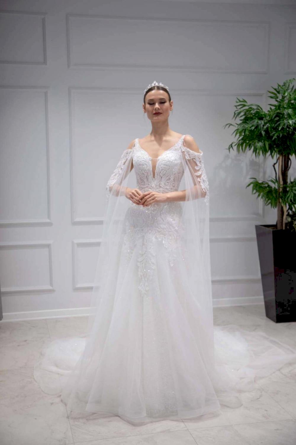 Sırt Dekolteli Pelerinli Helen Gelinlik