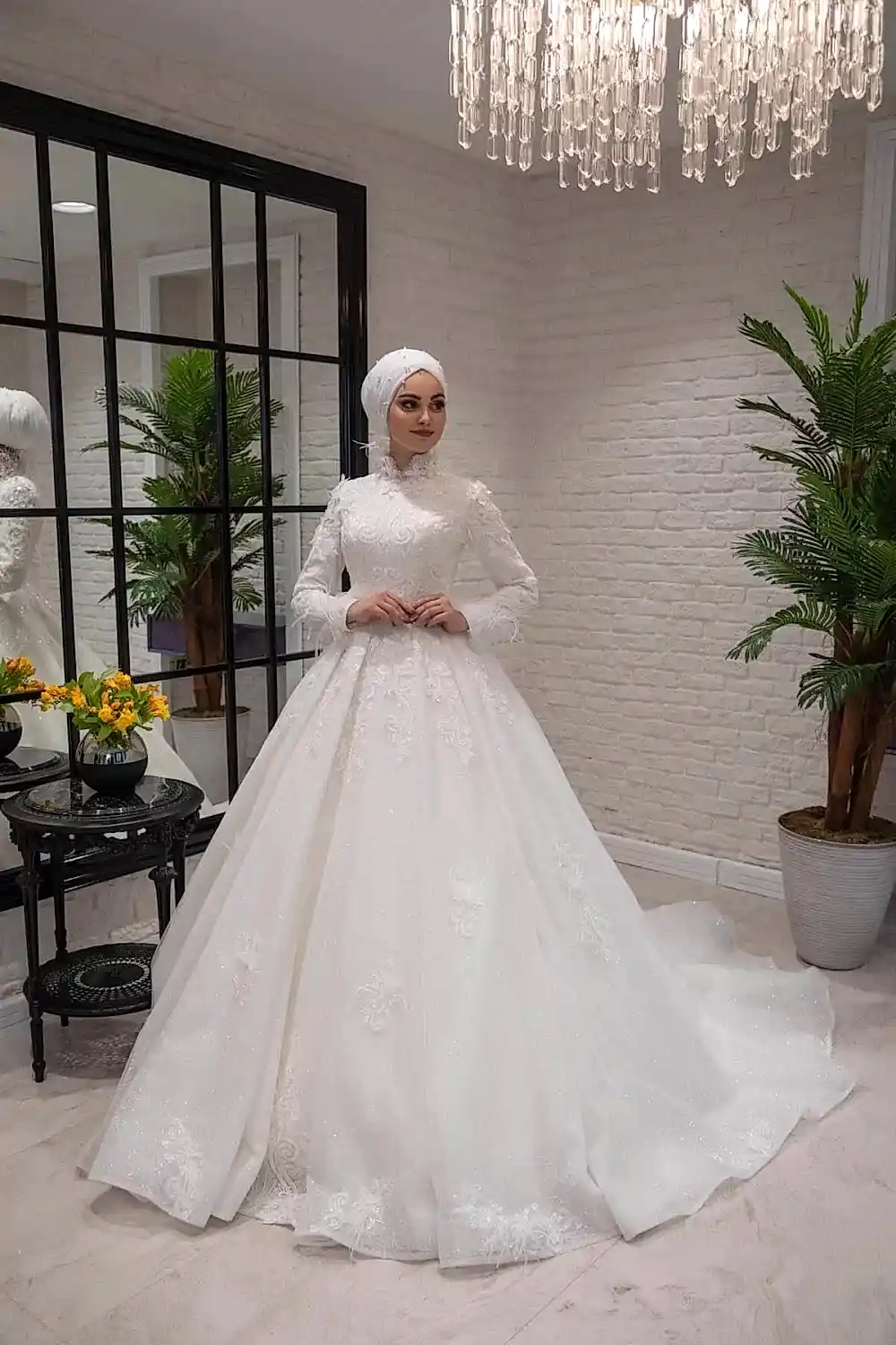 Sırt Dekolteli Çiçek İşlemeli A Kesim Tesettür Gelinlik